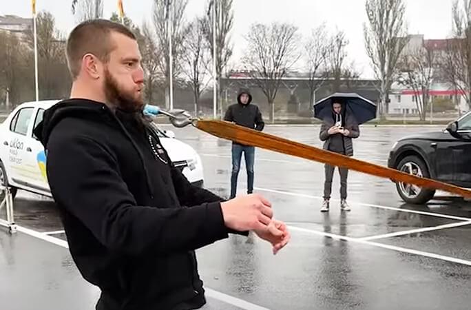 Рекордсмен FIRST Україна Дмитро Грунський бородою протягнув мікроавтобус вагою 2580 кг