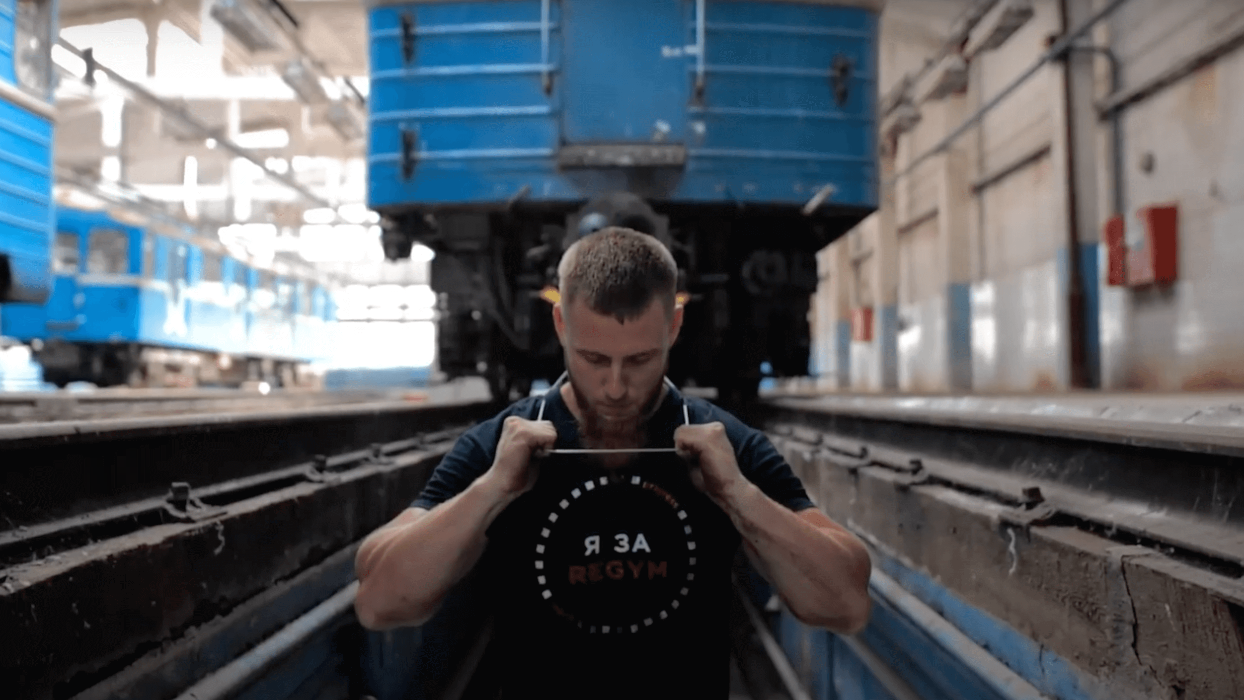 Вагон дніпровського метрополітену Дмитро Грунський протягнув на відстань понад 11 метрів за допомогою сталевого тросу, накинутого на шию