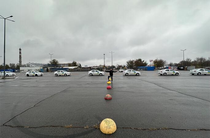 16 листопада 2023 року Дмитро Грунський зубами протягнув сім автомобілів