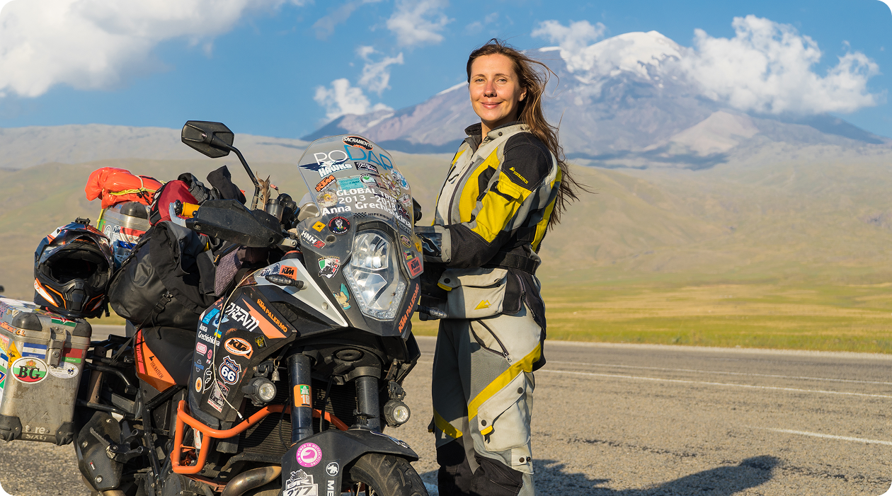 Анна біля мотоцикла