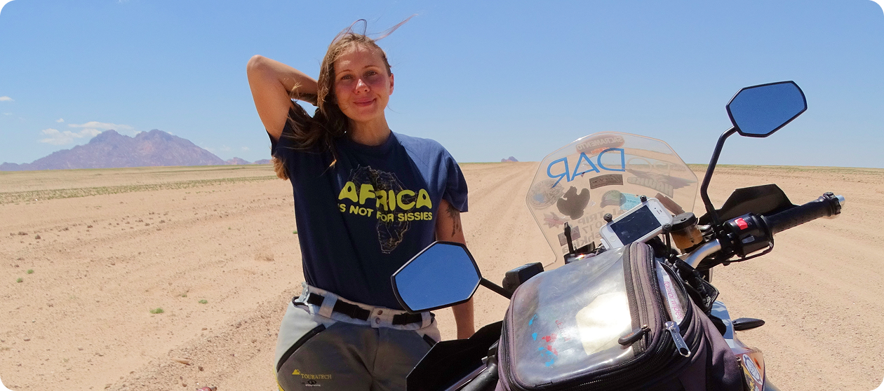 Анна в пустелі бля мотоциклу