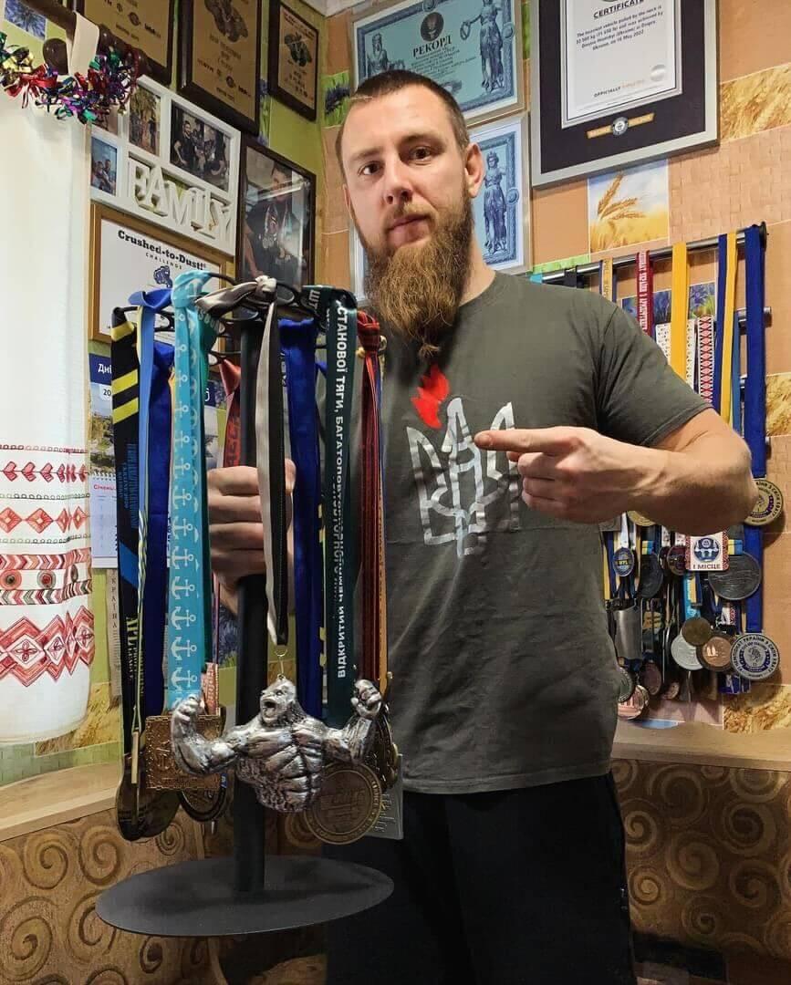 Наразі в домашній колекції Дмитра Грунського безліч нагород на змаганнях стронгменів та вісім дипломів Книги Гіннеса