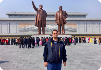 Костянтин на фоні статуї Xi Ging Ping