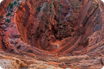 стрибок з мотузкою зі
                    120-метрової скелі