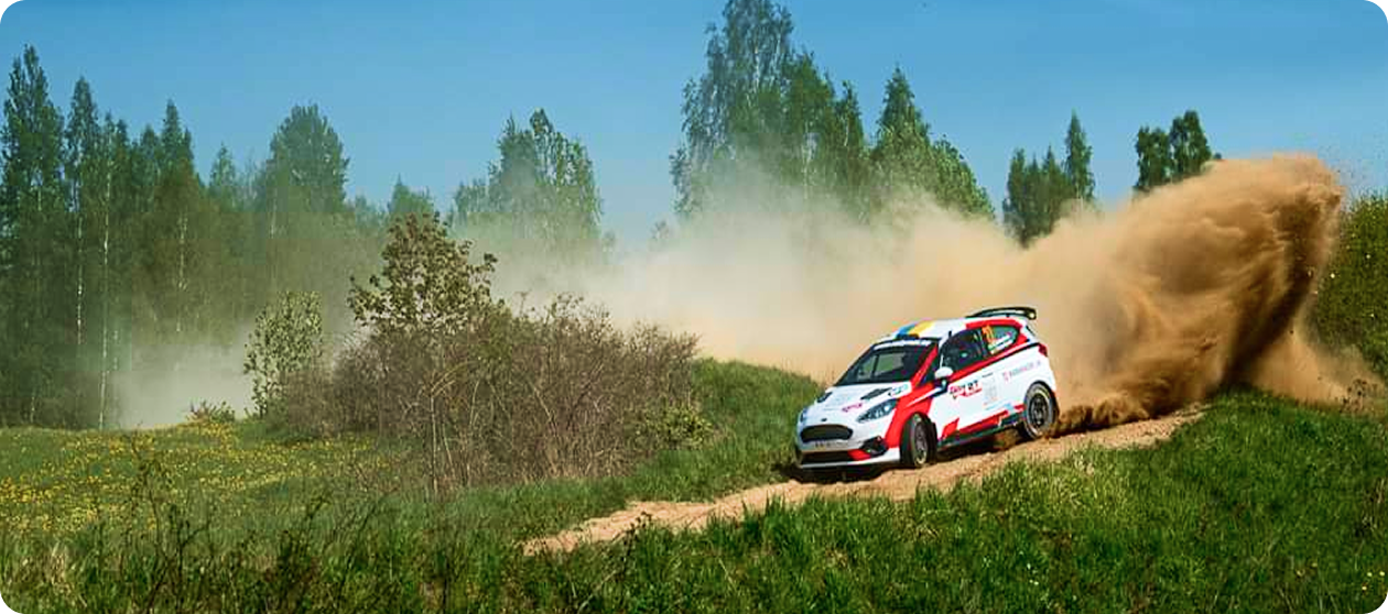 Надія їде в спортивному авто