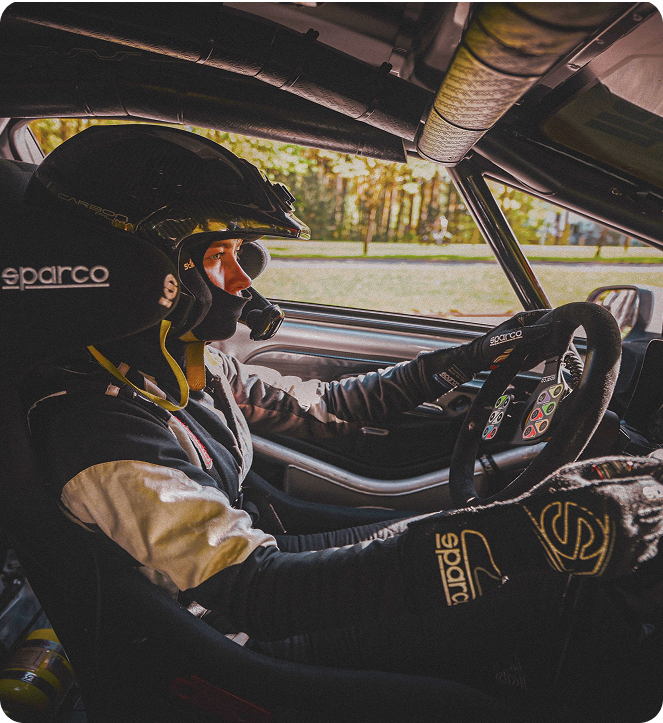 Надія кермує спортивне авто