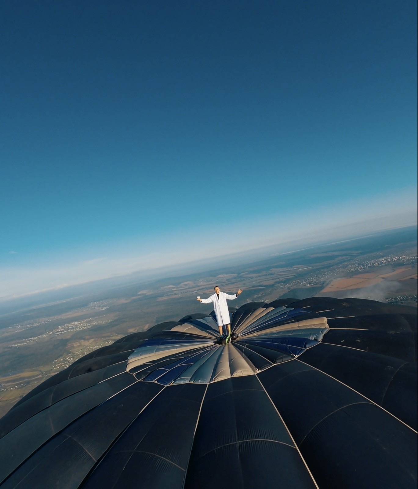 Олександр Марушко стоїть в халаті на повітряній кулі