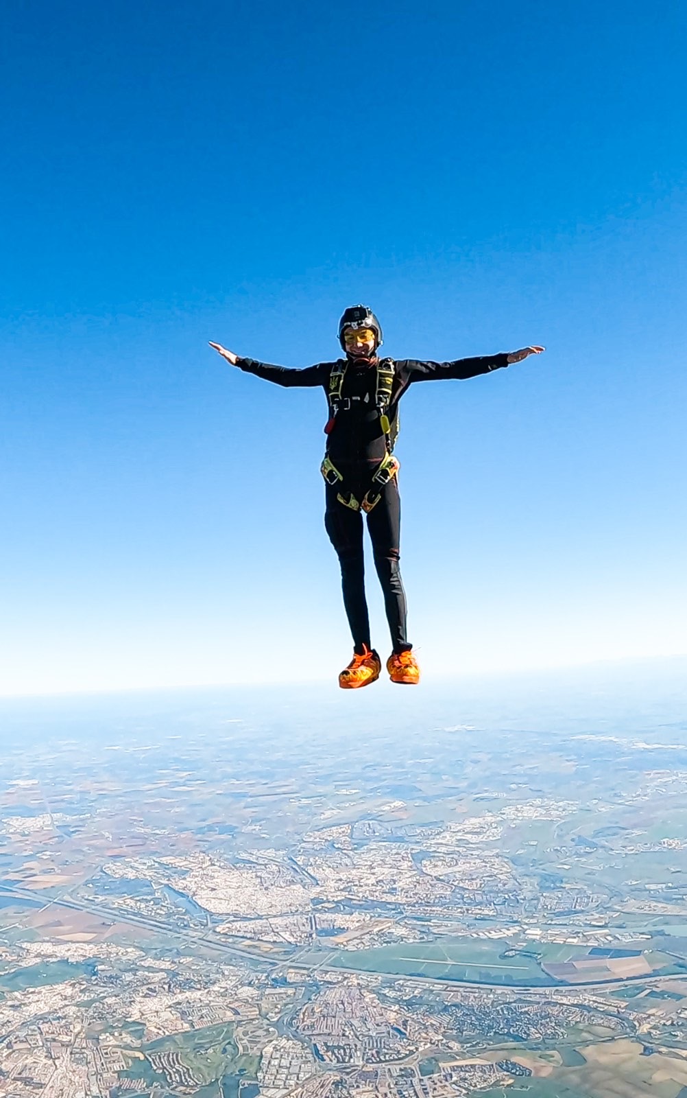 Фото як Олександр летить вниз в позі 'Т' 