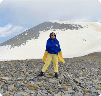 Юлія позує на фоні гір