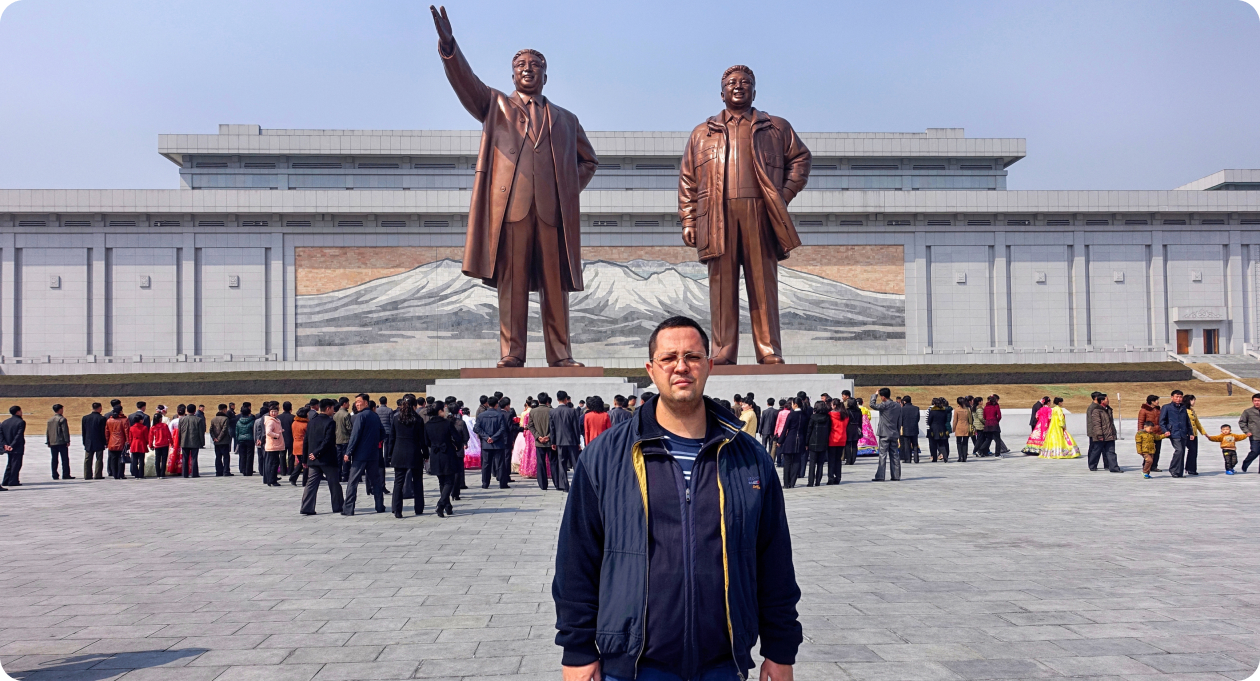 Костянтин на фоні статуї Xi Ging Ping