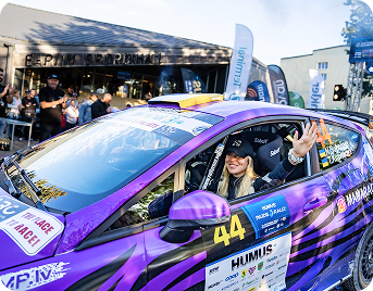 Надія в автівці