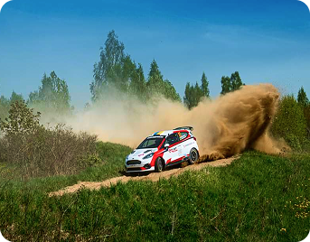 Надія їде в спортивному авто