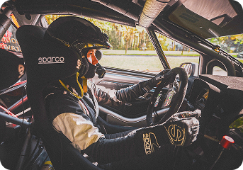 Надія кермує спортивне авто