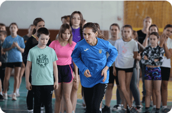 Оксана тренується із дітьми