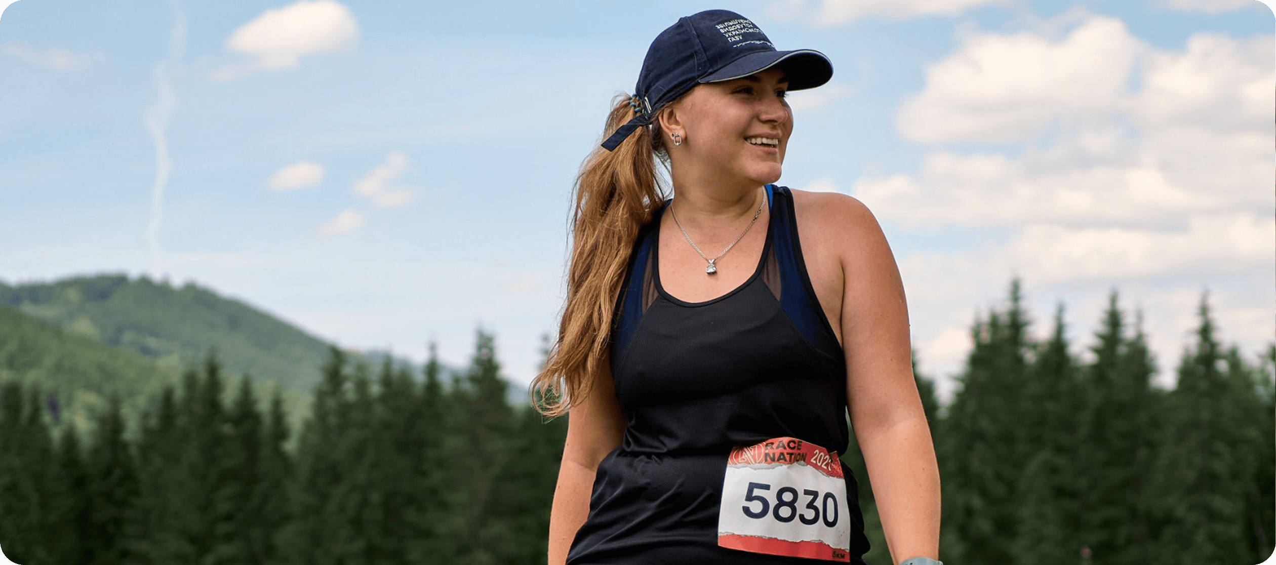 Юлія посміхається