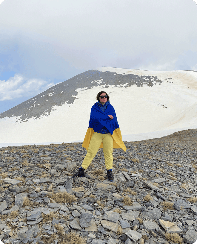 Юлія позує на фоні гір